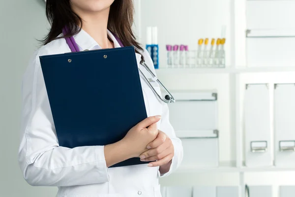 Feminino médico segurando arquivo com documentos — Fotografia de Stock