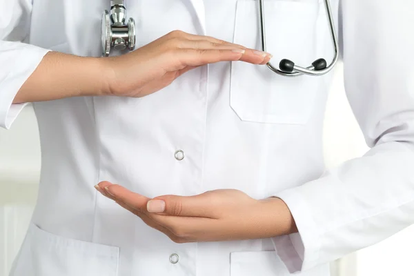 Closs-up de mãos de médico medicina feminina — Fotografia de Stock