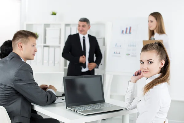 Geschäftsleute treffen sich im Büro, um Projekt zu besprechen — Stockfoto