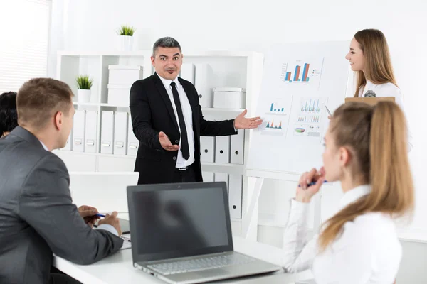 Reunião de empresários no escritório para discutir projeto — Fotografia de Stock