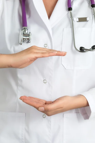 Close-up da medicina feminina médico mãos mostrando espaço de cópia — Fotografia de Stock