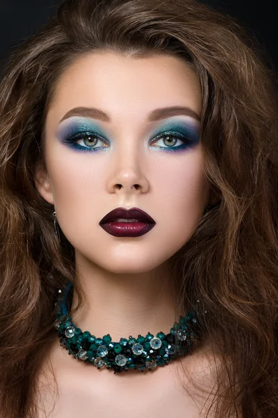 Portret de aproape de femeie frumoasa bruneta cu moda moderna make up — Fotografie, imagine de stoc