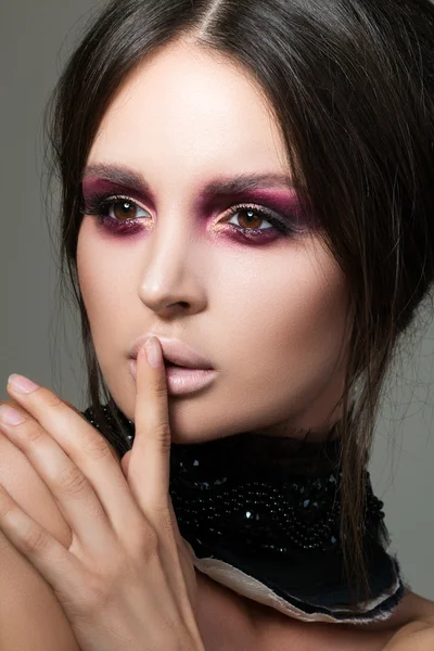 Close-up portrait of beautiful brunette woman with modern fashio — Stock Photo, Image