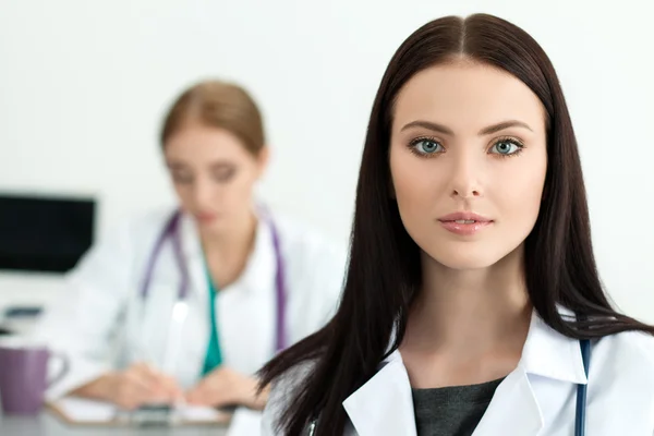 Portrait of beautiful brunette female medicine doctor — Stockfoto