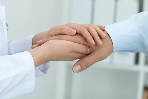 Kvinnliga medicine doktor lugnande hennes patient — Stockfoto