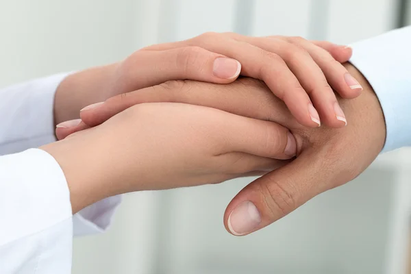 Kvinnliga medicine doktor lugnande hennes patient — Stockfoto