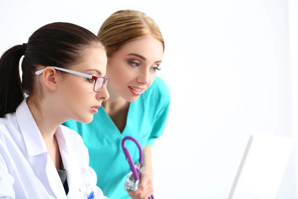 Two female doctors looking at monitor — Stok fotoğraf