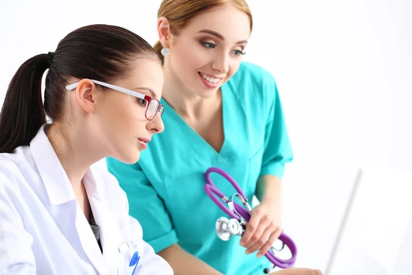 Two female doctors looking at monitor — Stockfoto