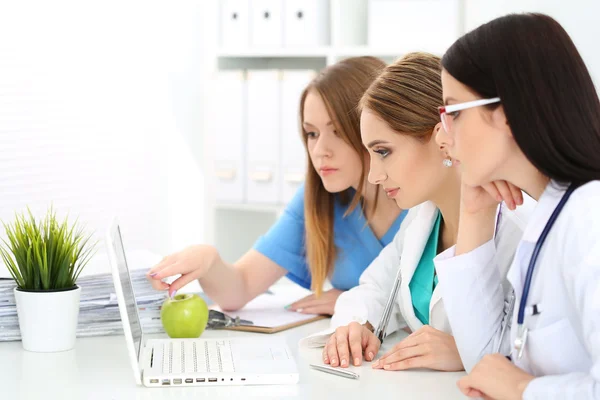 Three female doctors looking at monitor — Stock Photo, Image