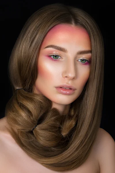 Retrato de belleza de chica bonita joven con maquillaje de moda — Foto de Stock