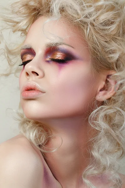 Retrato de jovem mulher com cabelo encaracolado loiro e moda make-u — Fotografia de Stock