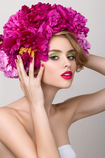 Primer plano retrato de belleza de la joven chica bonita con flores en él —  Fotos de Stock