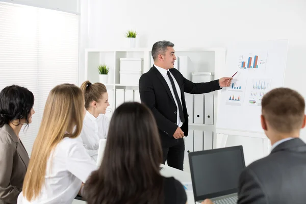 Reunião de empresários no escritório para discutir projeto — Fotografia de Stock