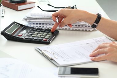 Kadın muhasebeci veya hesaplamalar yapma bankacı kapat