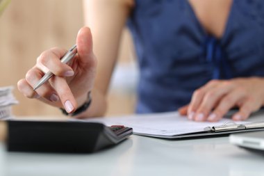 Kadın muhasebeci veya hesaplamalar yapma bankacı kapat