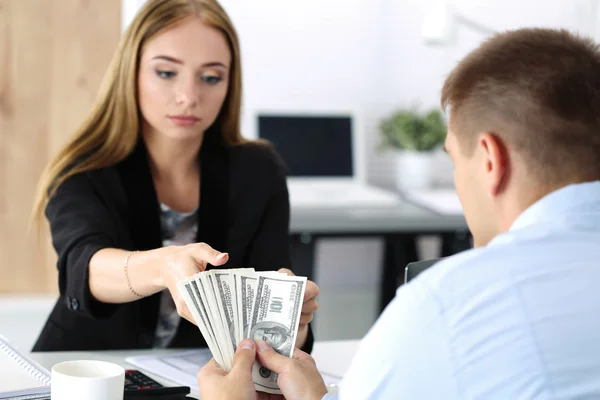 Frau nimmt Stapel von Hundert-Dollar-Scheinen — Stockfoto