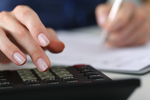 Close-up de contador ou banqueiro feminino fazendo cálculos — Fotografia de Stock