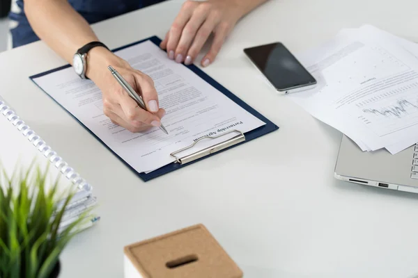 Affärskvinna fylla partnerskapsavtalet tomt — Stockfoto