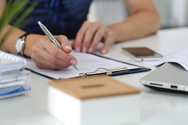 Närbild av kvinnliga händer arbetar på kontor — Stockfoto