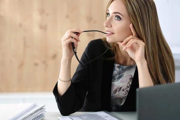 Ung vacker affärskvinna sitter på hennes arbetsplats — Stockfoto