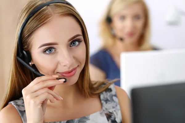 Porträt eines Callcenter-Mitarbeiters — Stockfoto