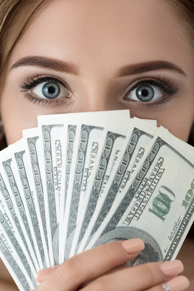 Ung kvinna håller fan av hundra dollar räkningar — Stockfoto