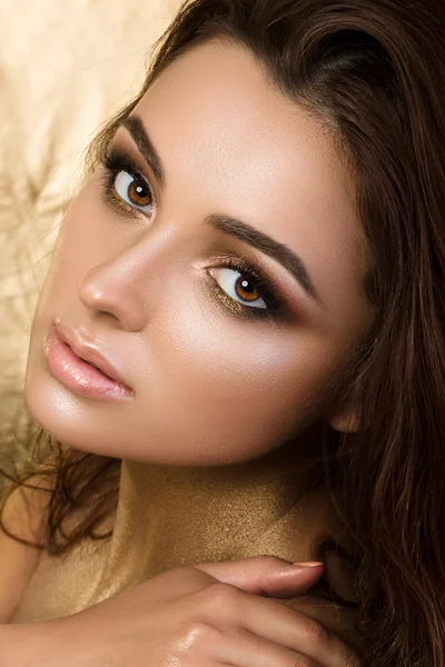 Schoonheid portret van jonge mooie vrouw met mode make-up — Stockfoto