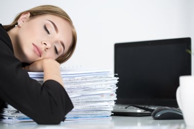 Yorgun iş kadın slleeping onun çalışma kağıtları yığını