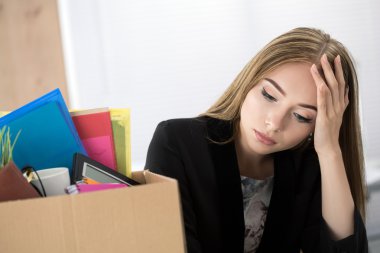 Genç kadın işçi karton kutu oturan Office reddetti