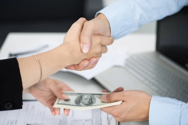 Kvinna och man handslag på nära håll med pengar i den andra han — Stockfoto