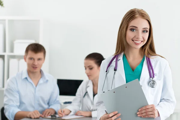 Ženské lékařství doktor se usmívám — Stock fotografie