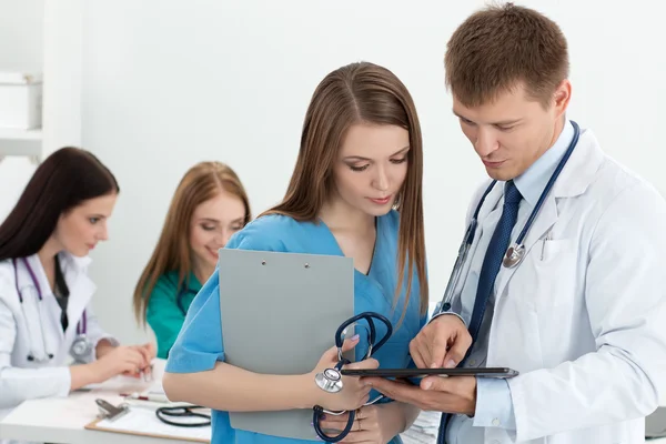 Male medicine doctor consulring his colleague — Stock Photo, Image