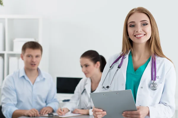 Retrato de médico de medicina do sexo feminino sorridente no trabalho — Fotografia de Stock