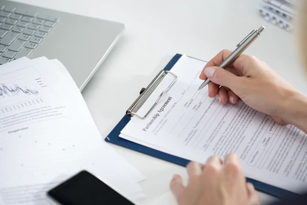 Business woman filling partnership agreement — Stock Photo, Image