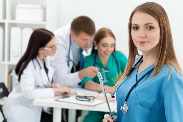 Retrato de sorridente médico medicina feminina segurando cortador de javali — Fotografia de Stock