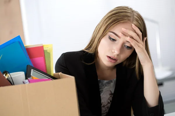 Genç kadın işçi h ile karton kutu oturan reddetti