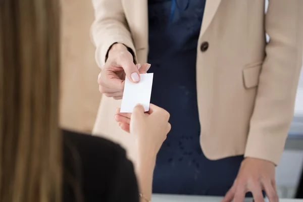 Zakenvrouw haar businesscard geven haar partner — Stockfoto