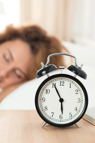 Piękna kobieta szczęśliwa spanie w jej sypialni rano — Zdjęcie stockowe