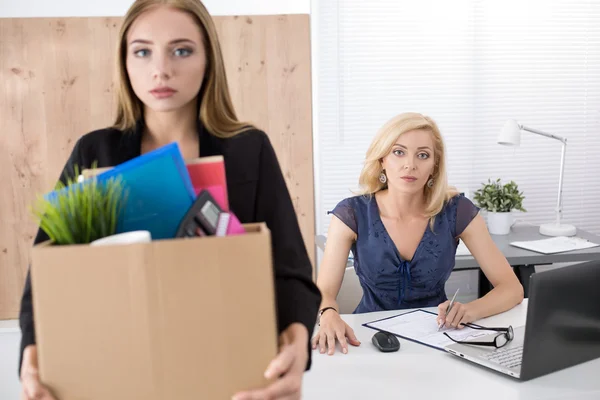 El jefe despide a un empleado. Conseguir despedido concepto . — Foto de Stock