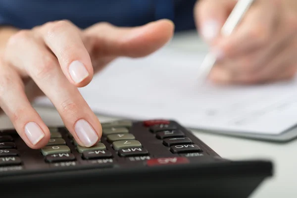 Close-up de contador ou banqueiro feminino fazendo cálculos . — Fotografia de Stock