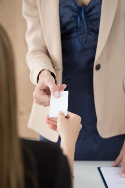 Femme d'affaires donnant sa carte de visite à son partenaire — Photo