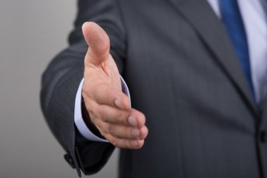 işadamı elini el sıkışması için sunan