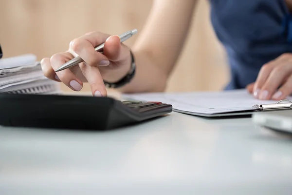 Gros plan d'une femme comptable ou banquière faisant des calculs — Photo