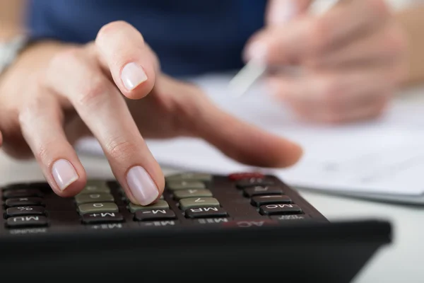 Close up van vrouwelijke accountant of bankier het uitvoeren van berekeningen — Stockfoto