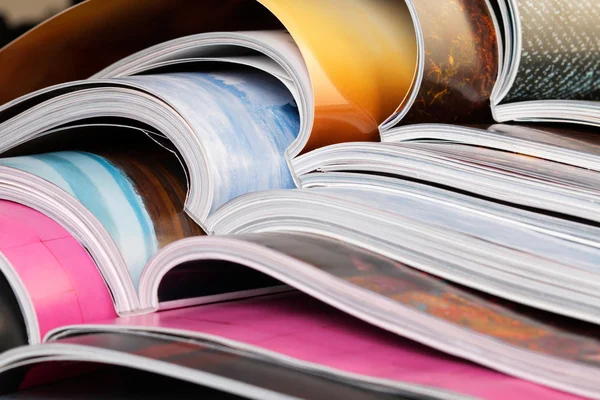 Close-up van stapel kleurrijke tijdschriften — Stockfoto