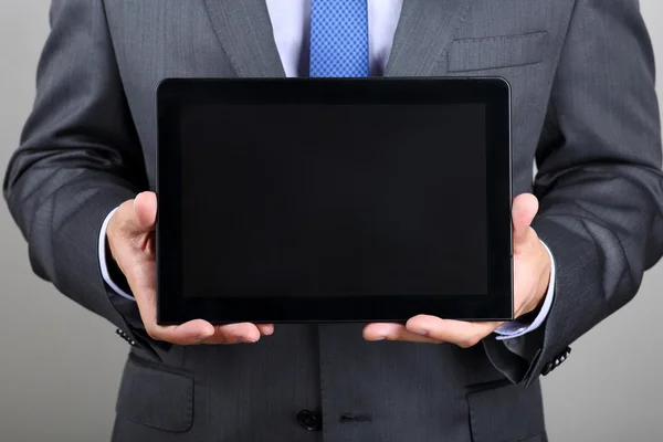 Geschäftsmann hält digitalen Tablet-PC mit leerem Bildschirm — Stockfoto