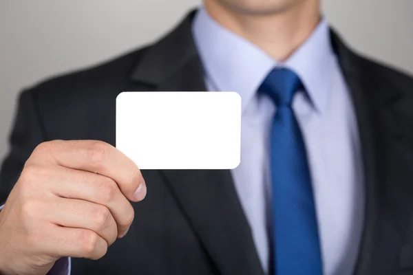 Primer plano de la mano del hombre de negocios mostrando tarjeta de visita — Foto de Stock