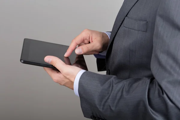 Nahaufnahme von Händchen eines Geschäftsmannes mit Tablet-PC — Stockfoto