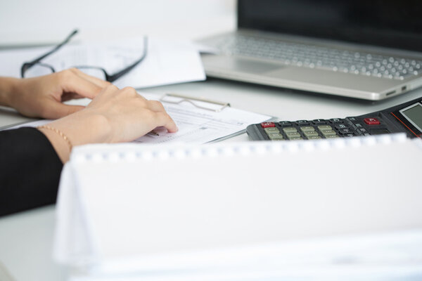 Закрыть глаза на уставшие руки бизнес-леди
