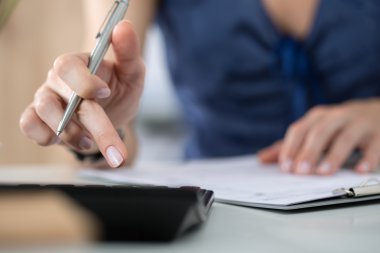 Kadın muhasebeci veya hesaplamalar yapma bankacı kapat